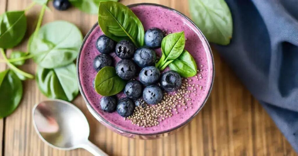 How to Make a Smoothie Bowl with Blueberries and Spinach