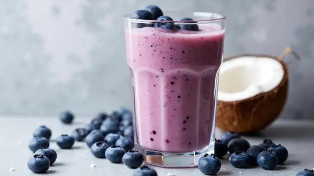 How to Make a Smoothie with Coconut Water and Blueberries