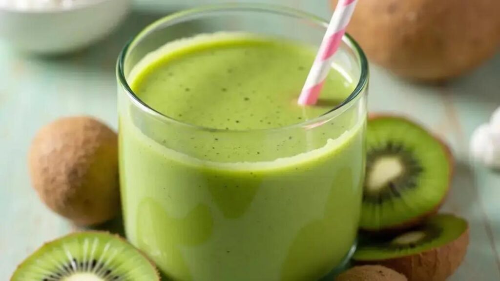 How to Make a Smoothie with Kiwi, Avocado, and Coconut Milk
